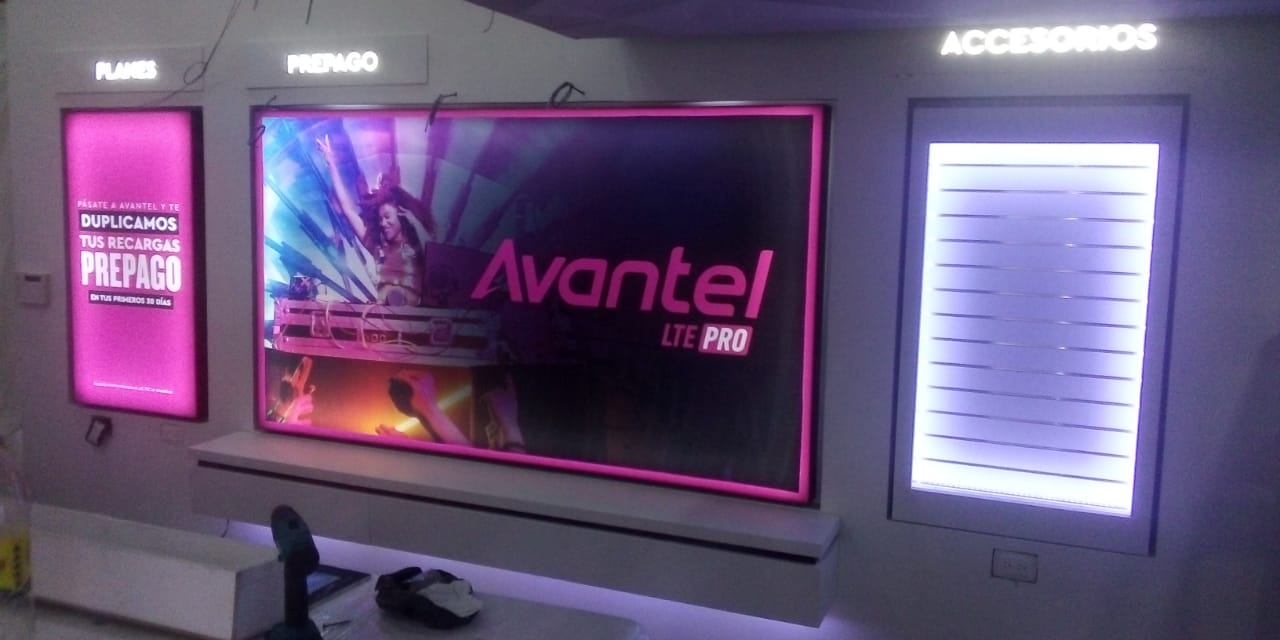 Tienda Avantel con luminosos de marca