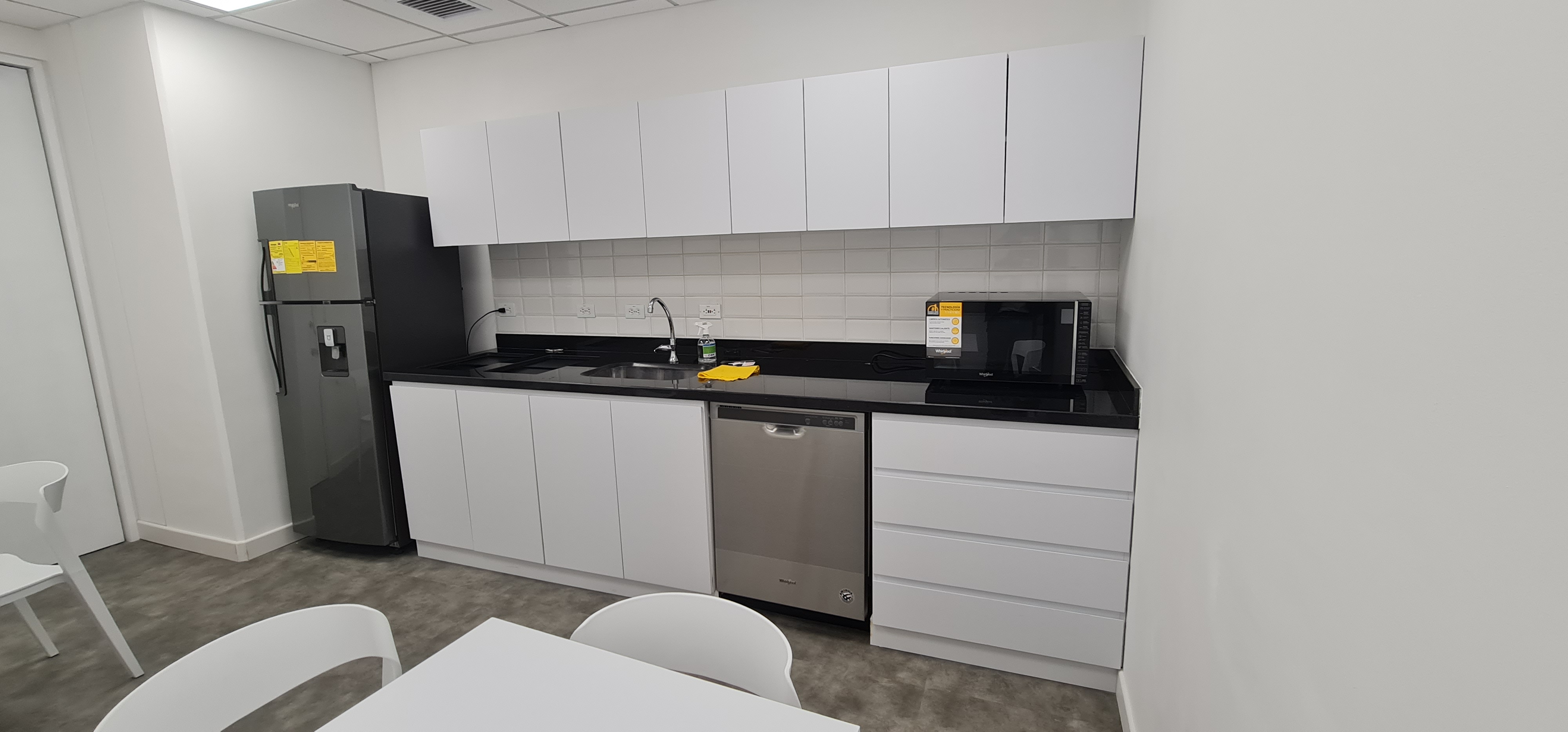 Cocina de oficina corporativa