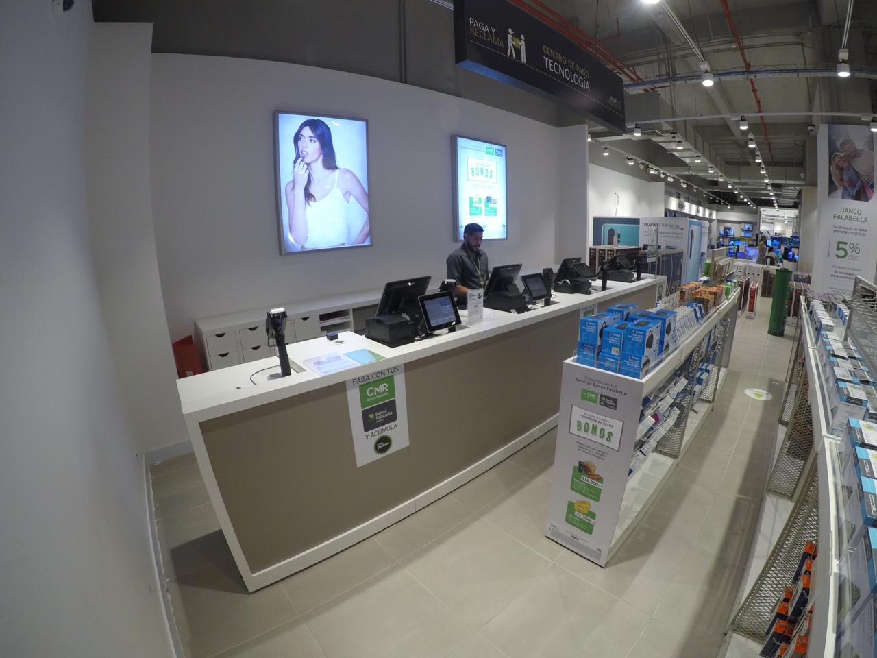 Centro de pago y tecnología en tienda Falabella