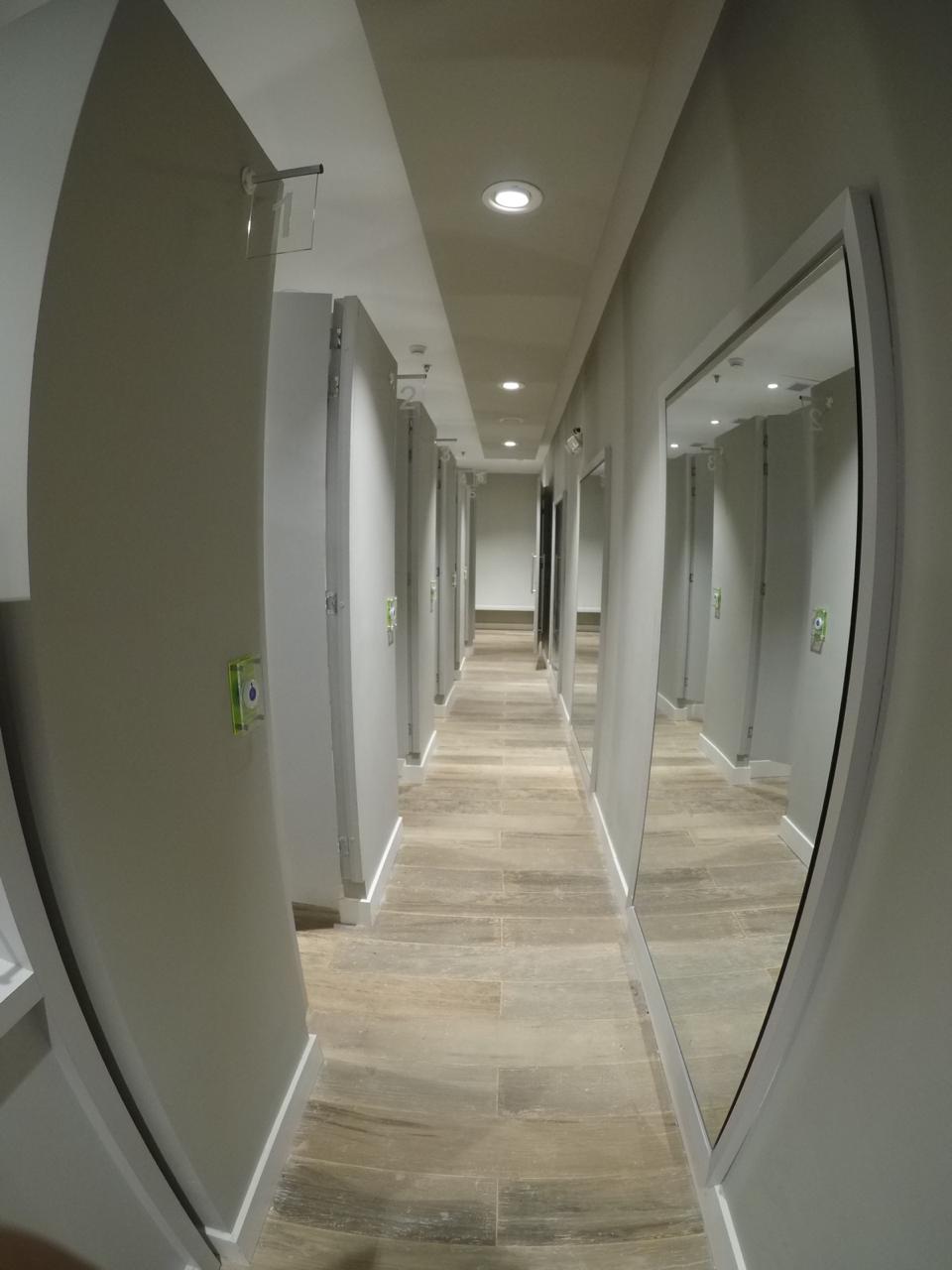 Pasillo de oficinas corporativas