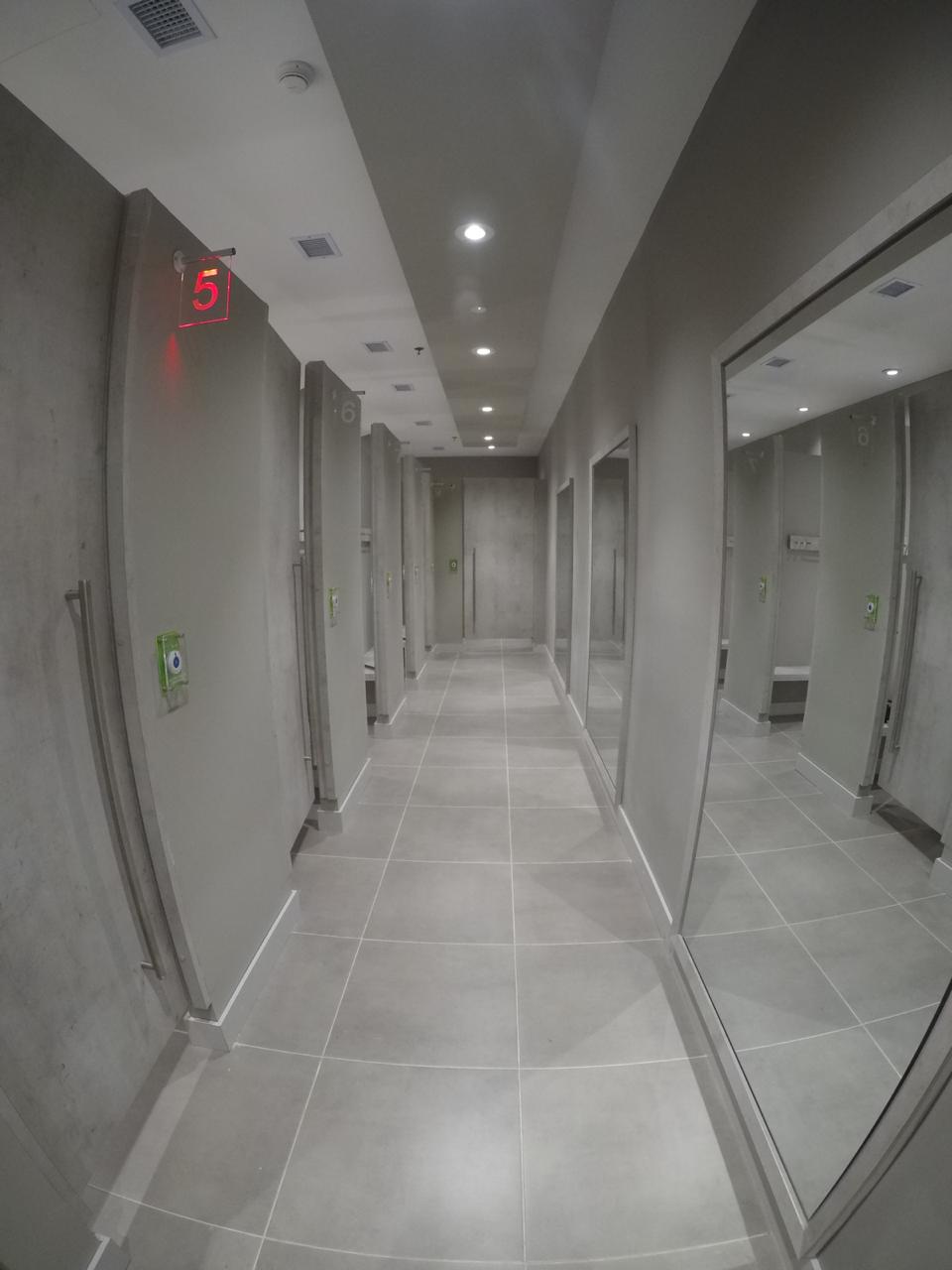 Pasillo de vestidores en tienda retail