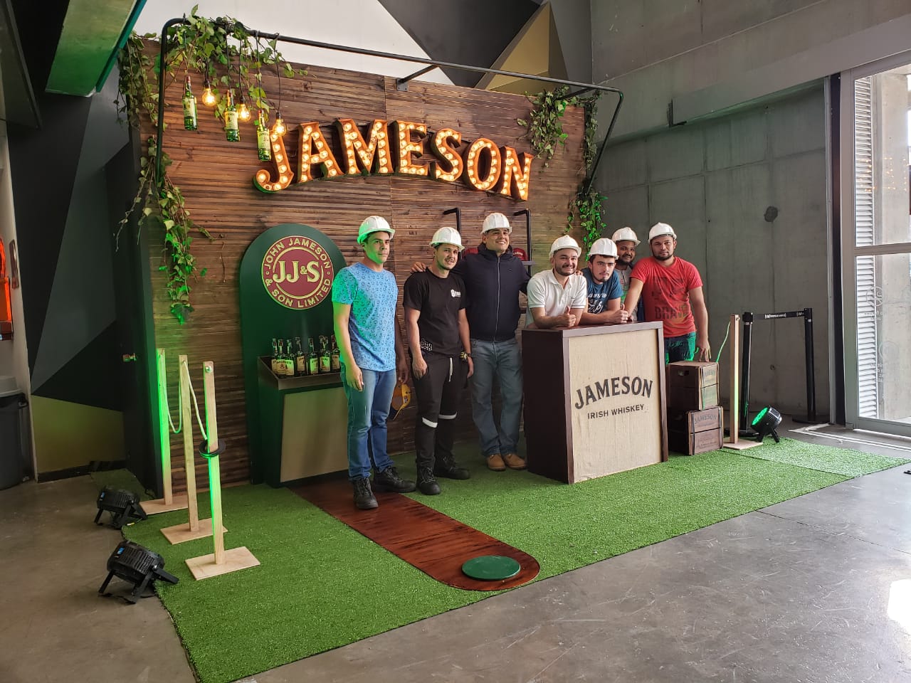 Equipo de Icono Visual con cascos en la instalación del stand de Jameson