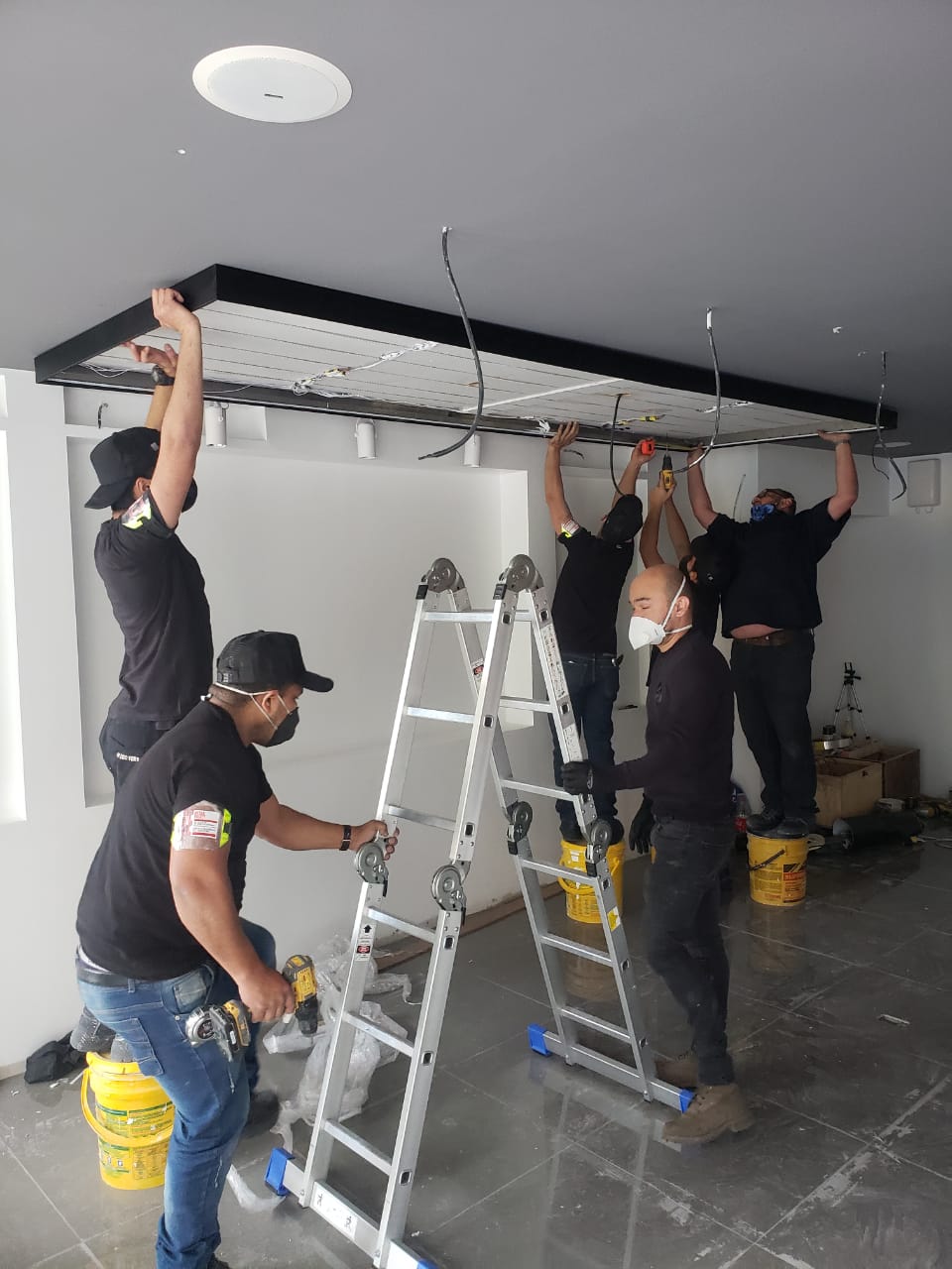 Equipo técnico instalando estructura de techo