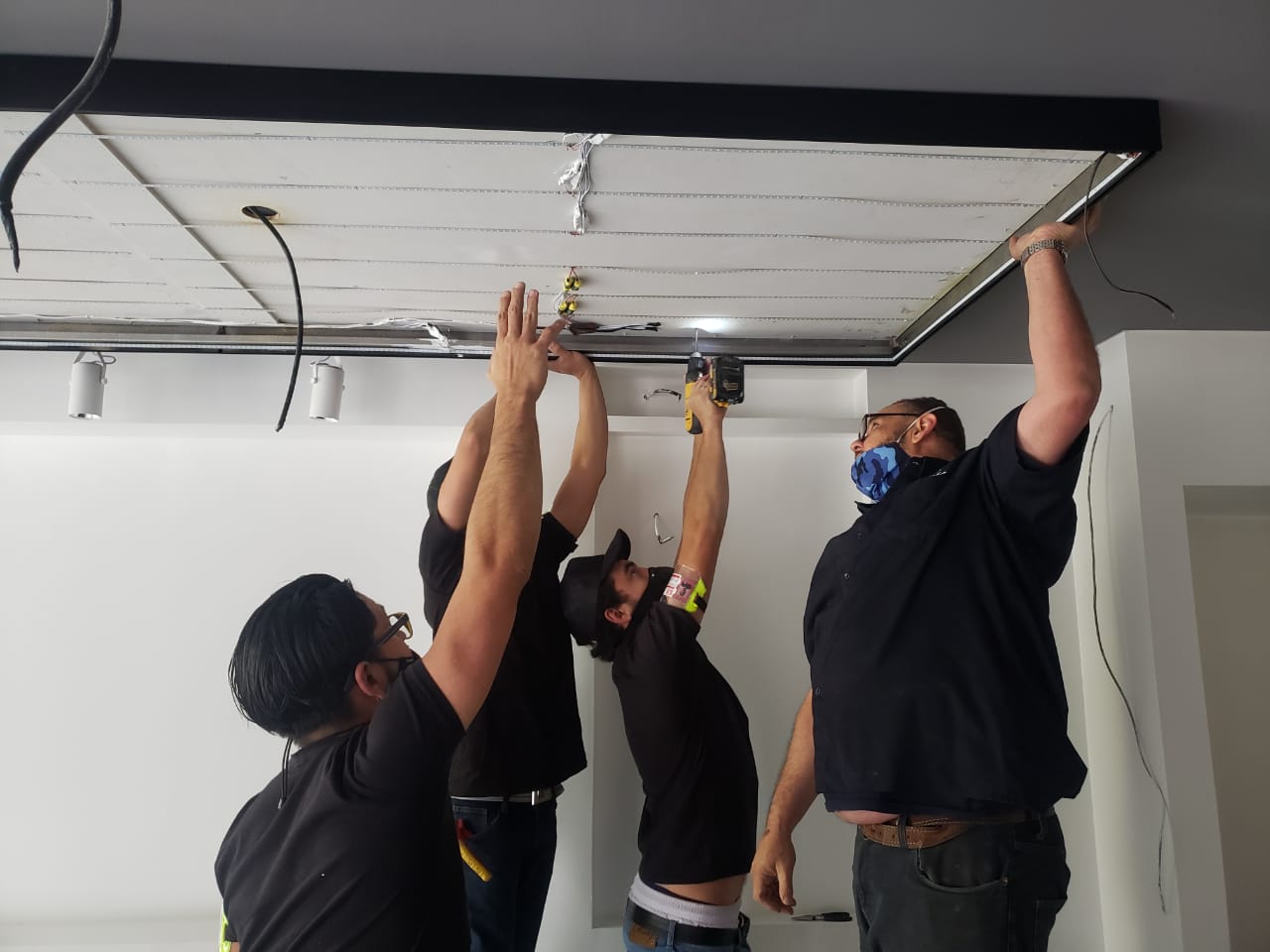 Equipo técnico instalando panel de techo