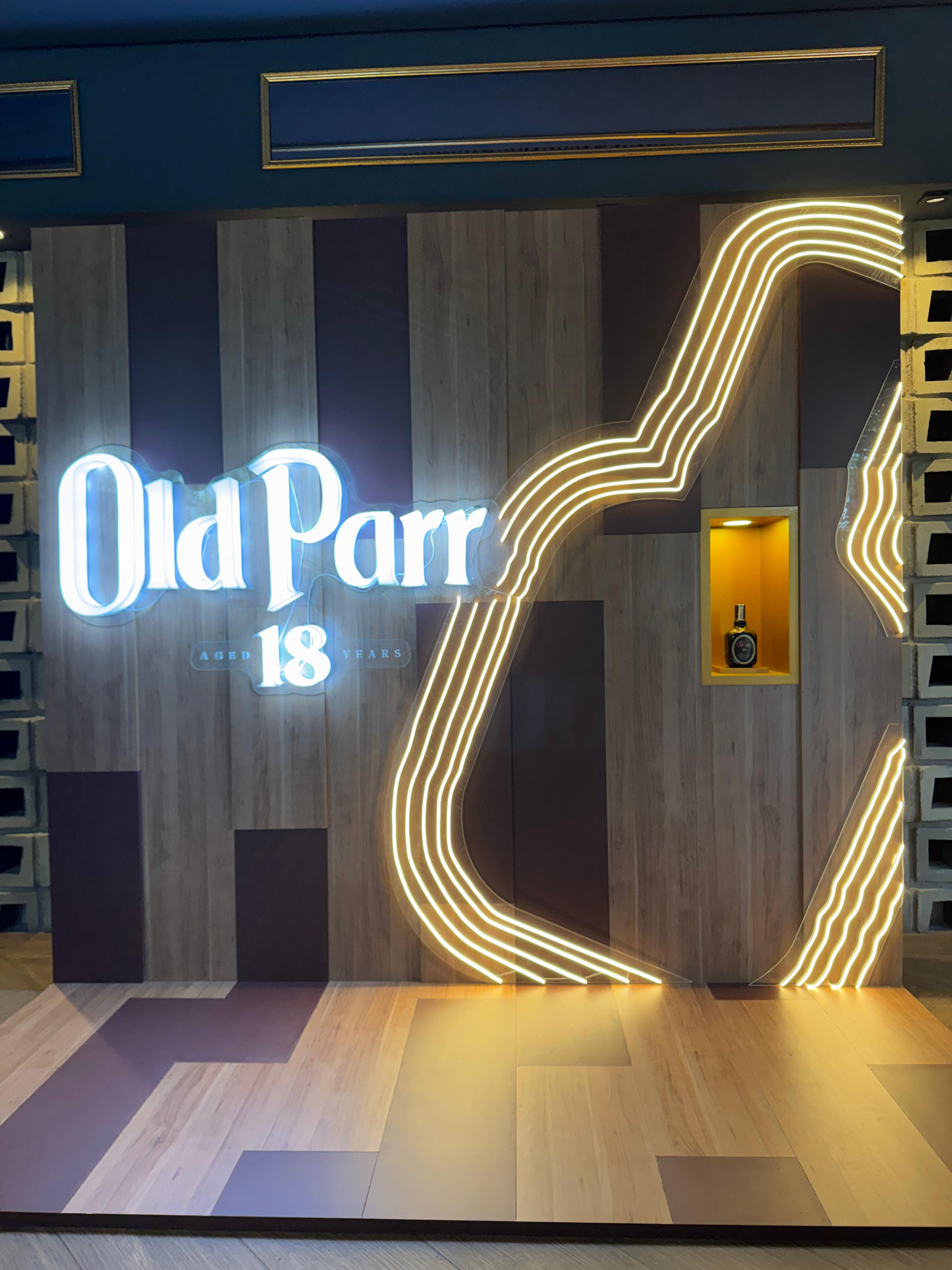 Barra principal Old Parr con letrero de neón