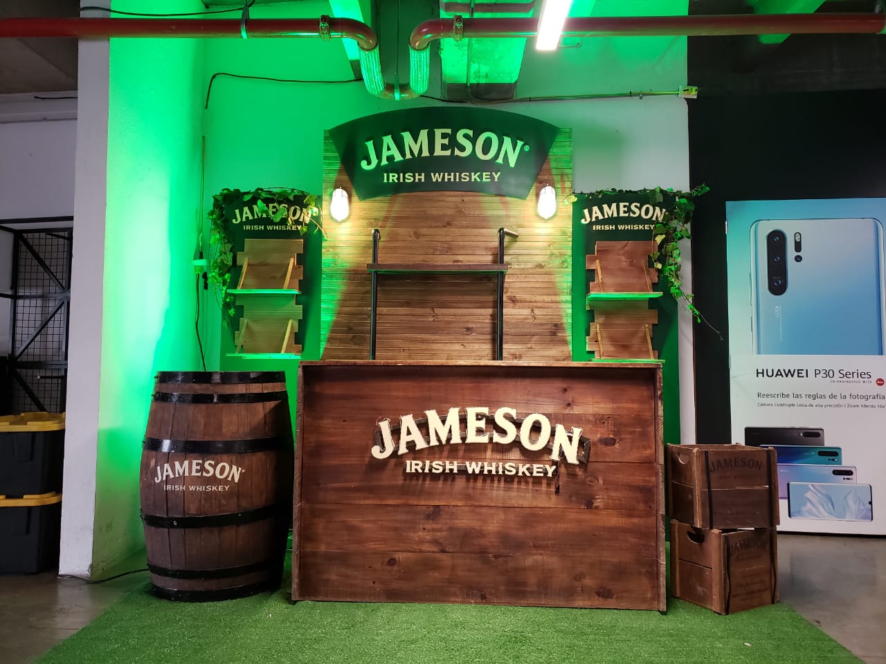 Corner de marca Jameson con barril de madera