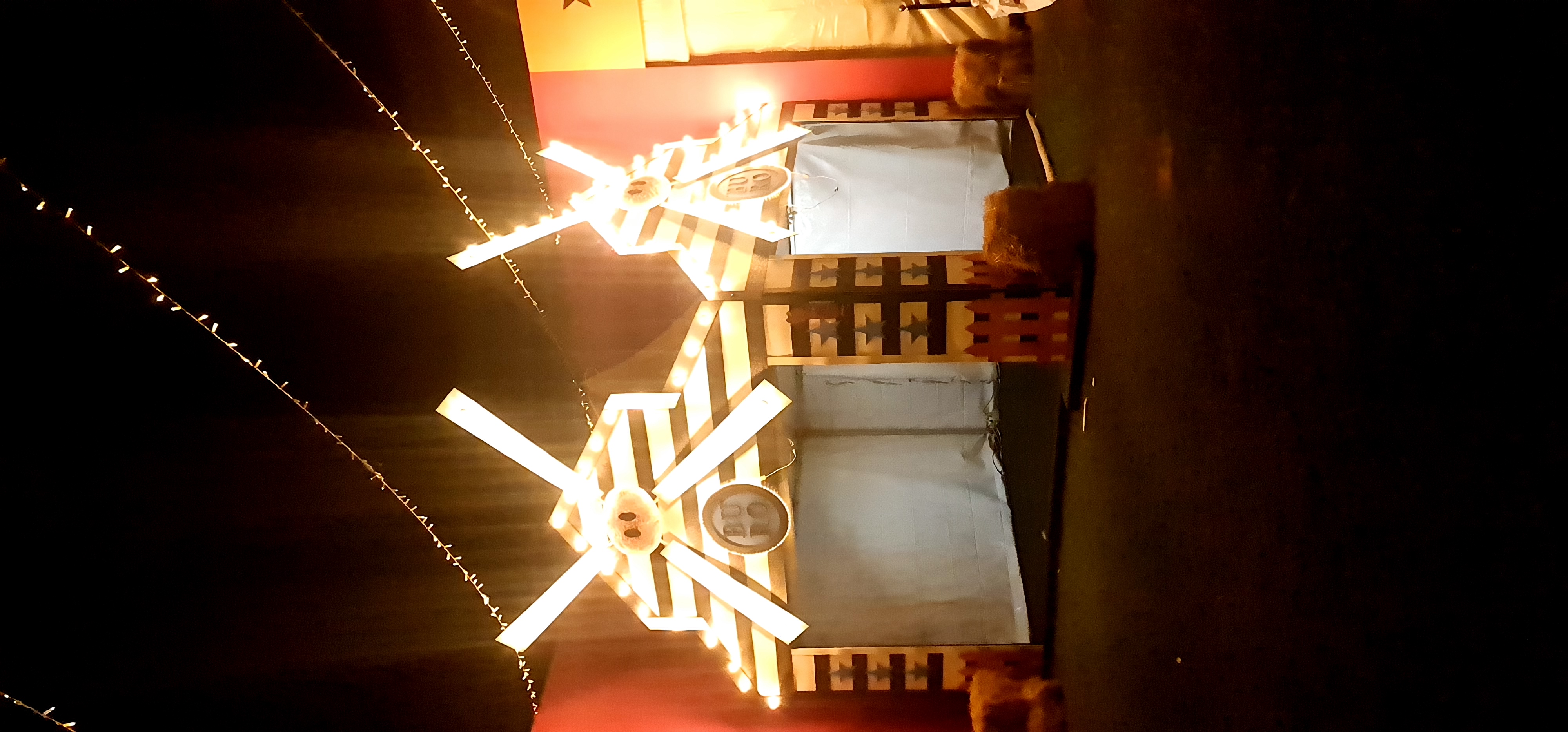 Escenografía nocturna con molinos iluminados para evento Buko