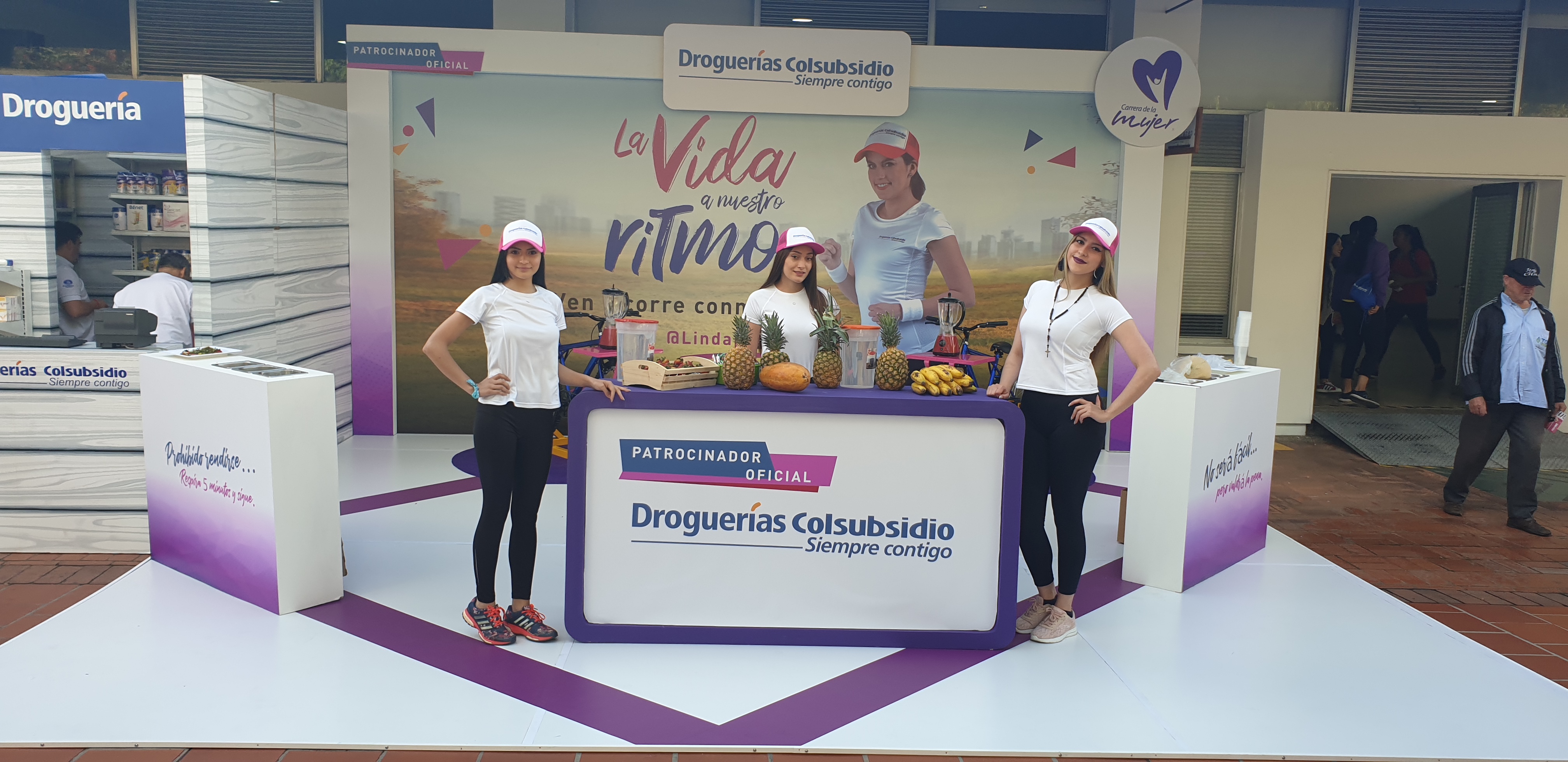 Stand de activación Carrera de la Mujer con Droguerías Colsubsidio