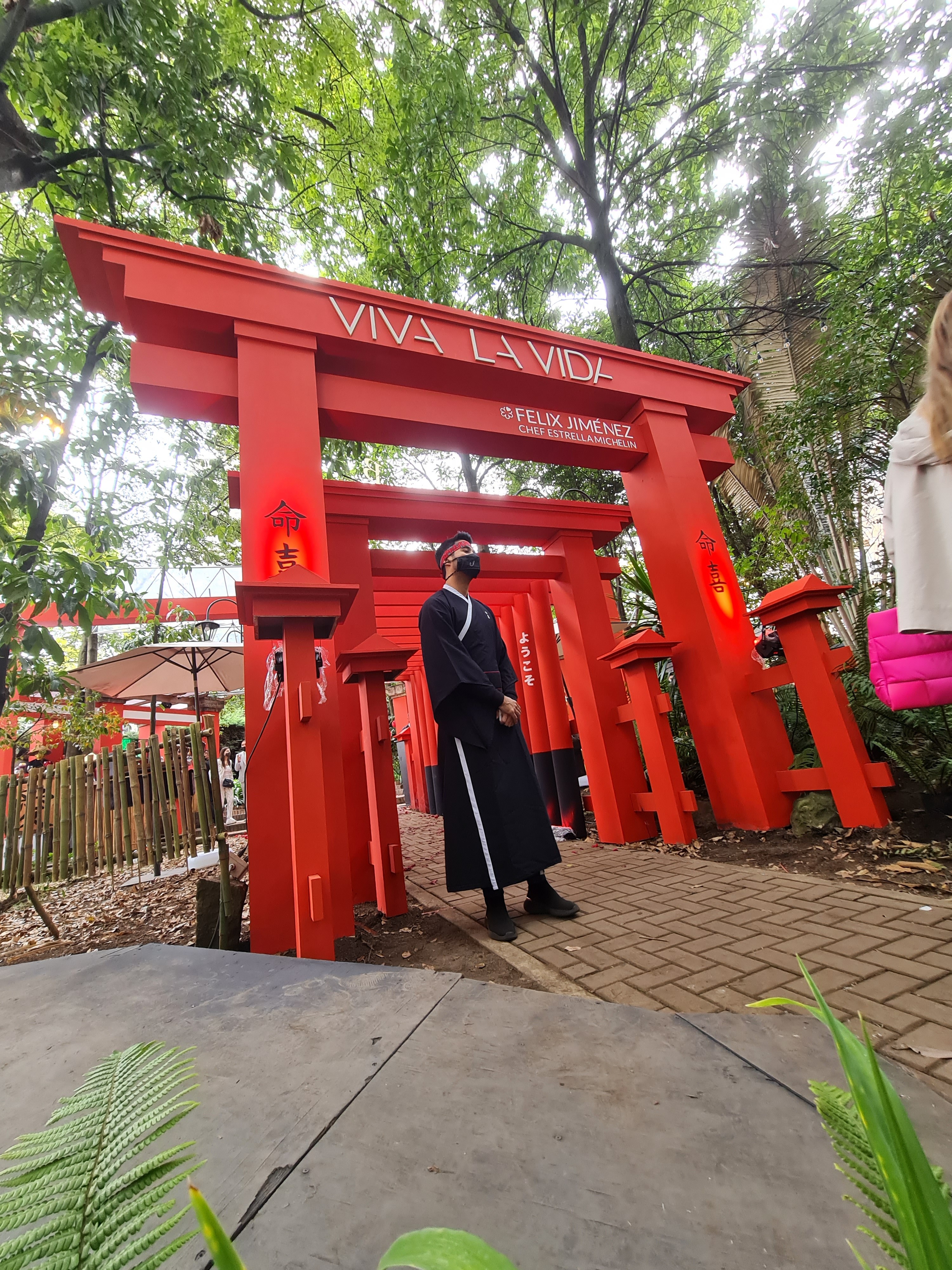 Instalación Torii Viva la Vida con el chef Félix Jiménez